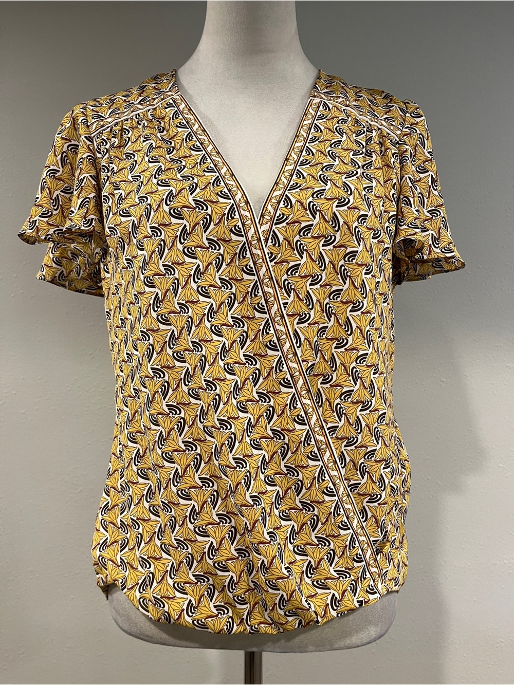 Max Studio Yellow geometric print fake Wrap-Style Top size extra small